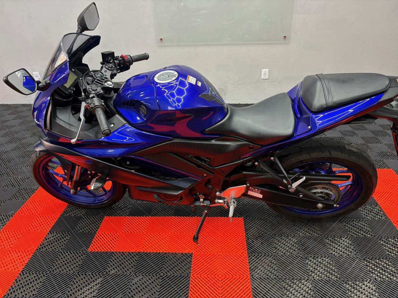 Yamaha R3 depois da estética completa, pintura e rodas brilhando